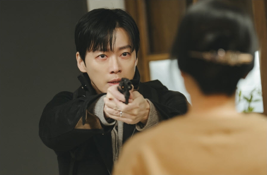 Namkoong Min Threatens His In-Laws At Gunpoint In “The Husband”