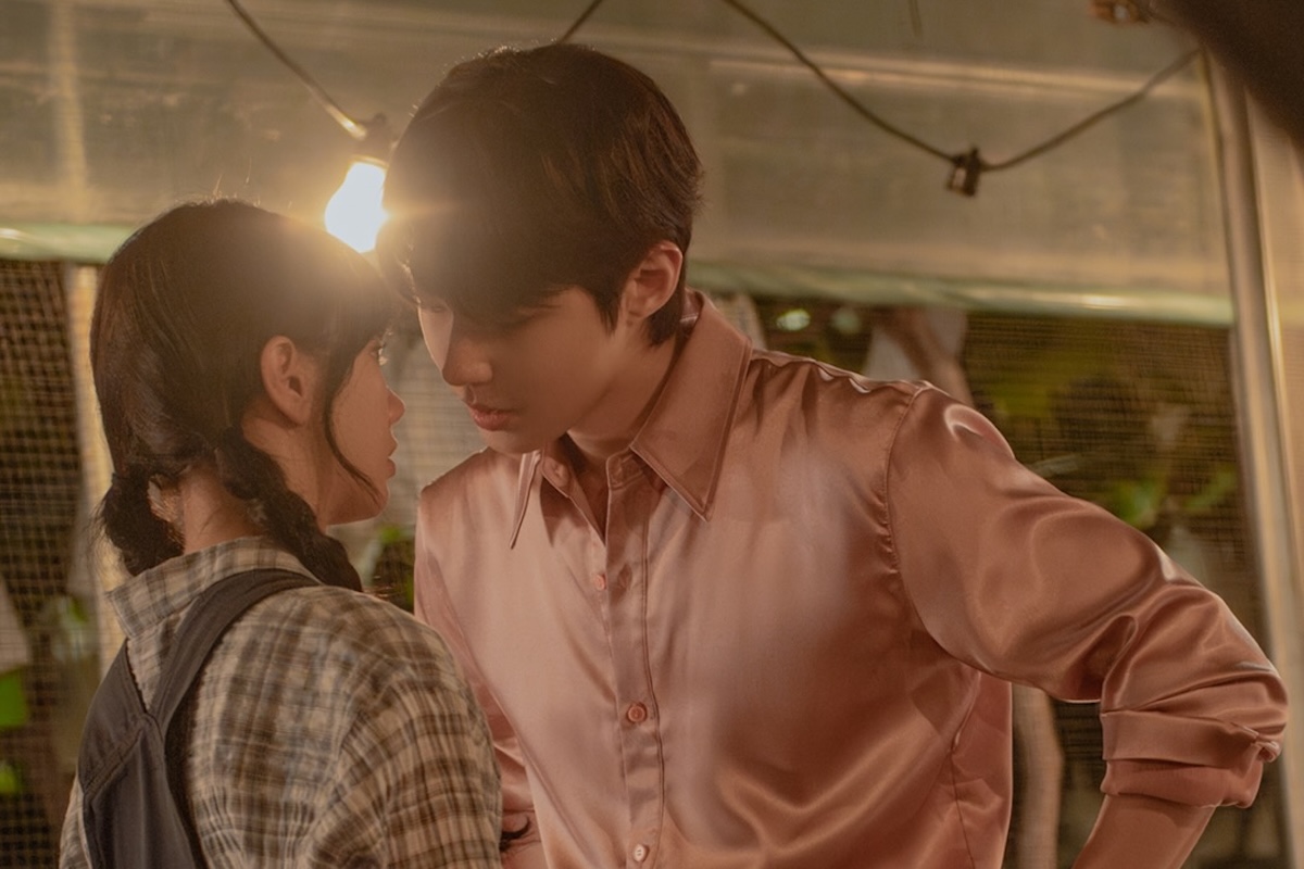 Hwang In Youp Locks Eyes With Hyeri At Close Distance In “Dream To You”