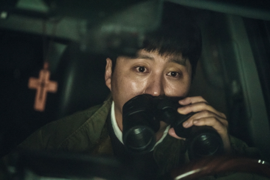 Kim Dae Myeung Is Shocked By Something He Sees Through Binoculars In “The Husband”