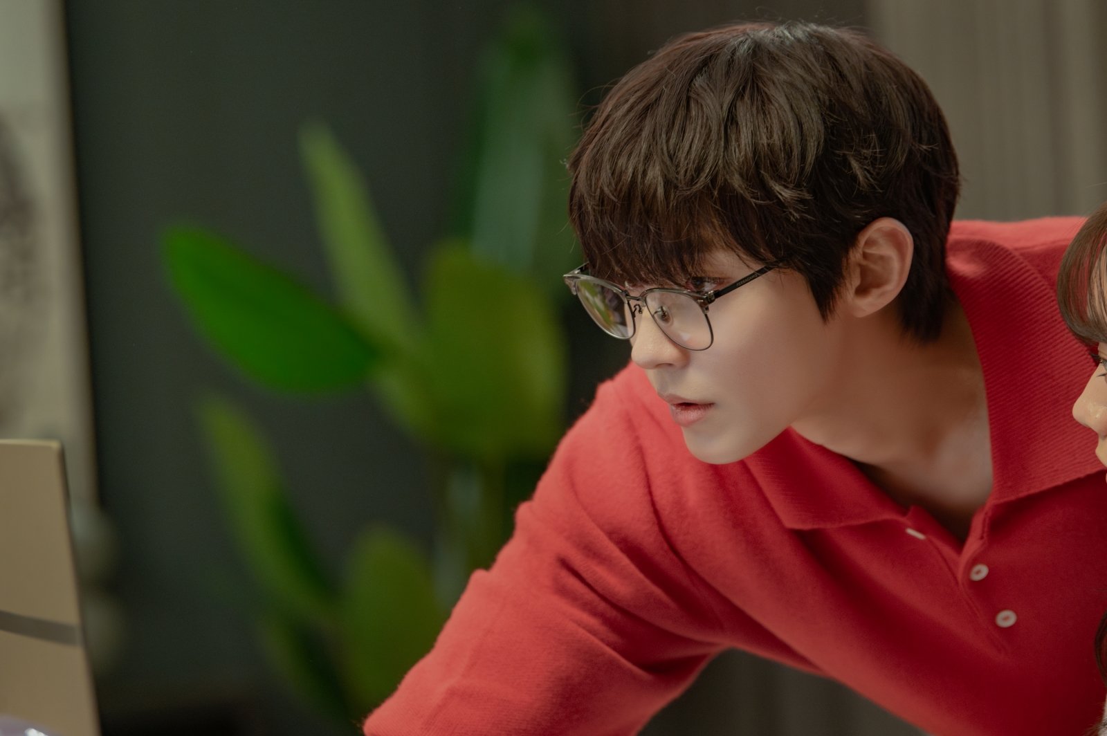 Hwang In Youp And Hyeri Get Distractingly Close While Working Together In “Dream To You”插图