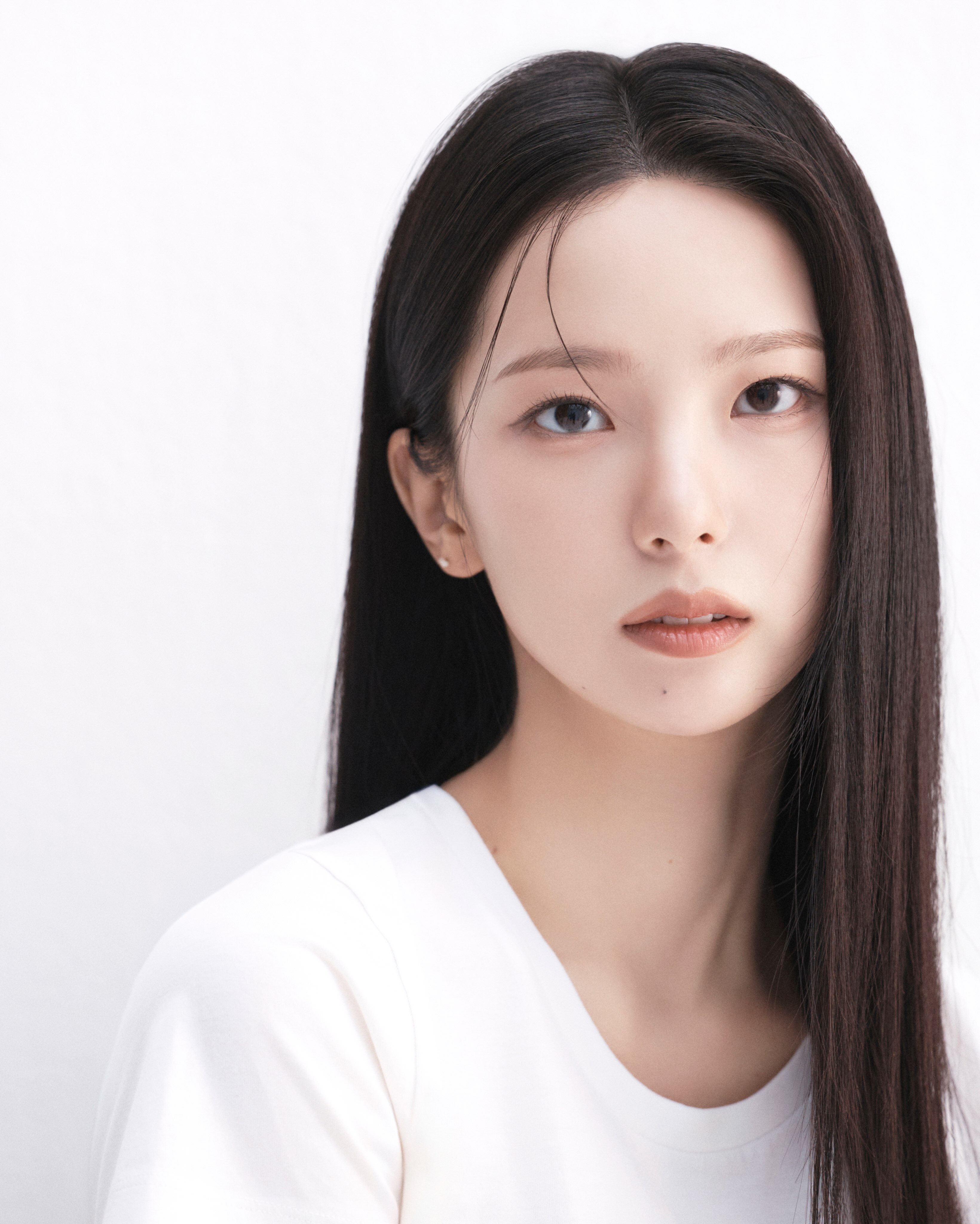 Kep1er And CLC’s Yujin Releases Gorgeous Profile Photos After Signing With New Agency插图1