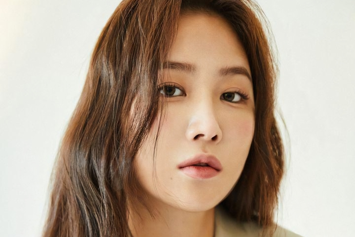 Soyou Temporarily Halts Activities After Her Father Passes Away