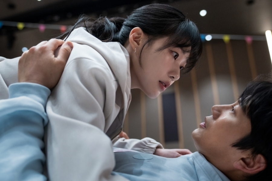 Ji Sung And Ha Yun Kyung Get Unexpectedly Close In “The Apartment Job”