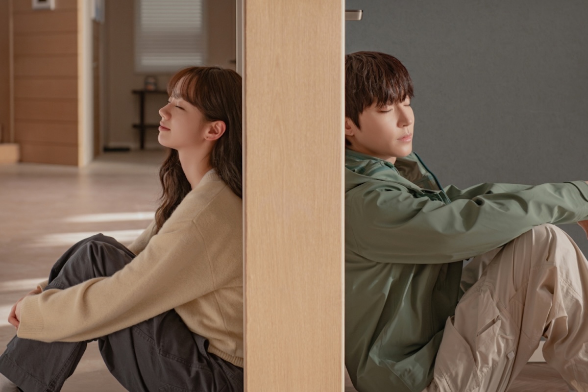 Hwang In Youp And Hyeri Feel Connected Despite The Wall Between Them In “Dream To You”