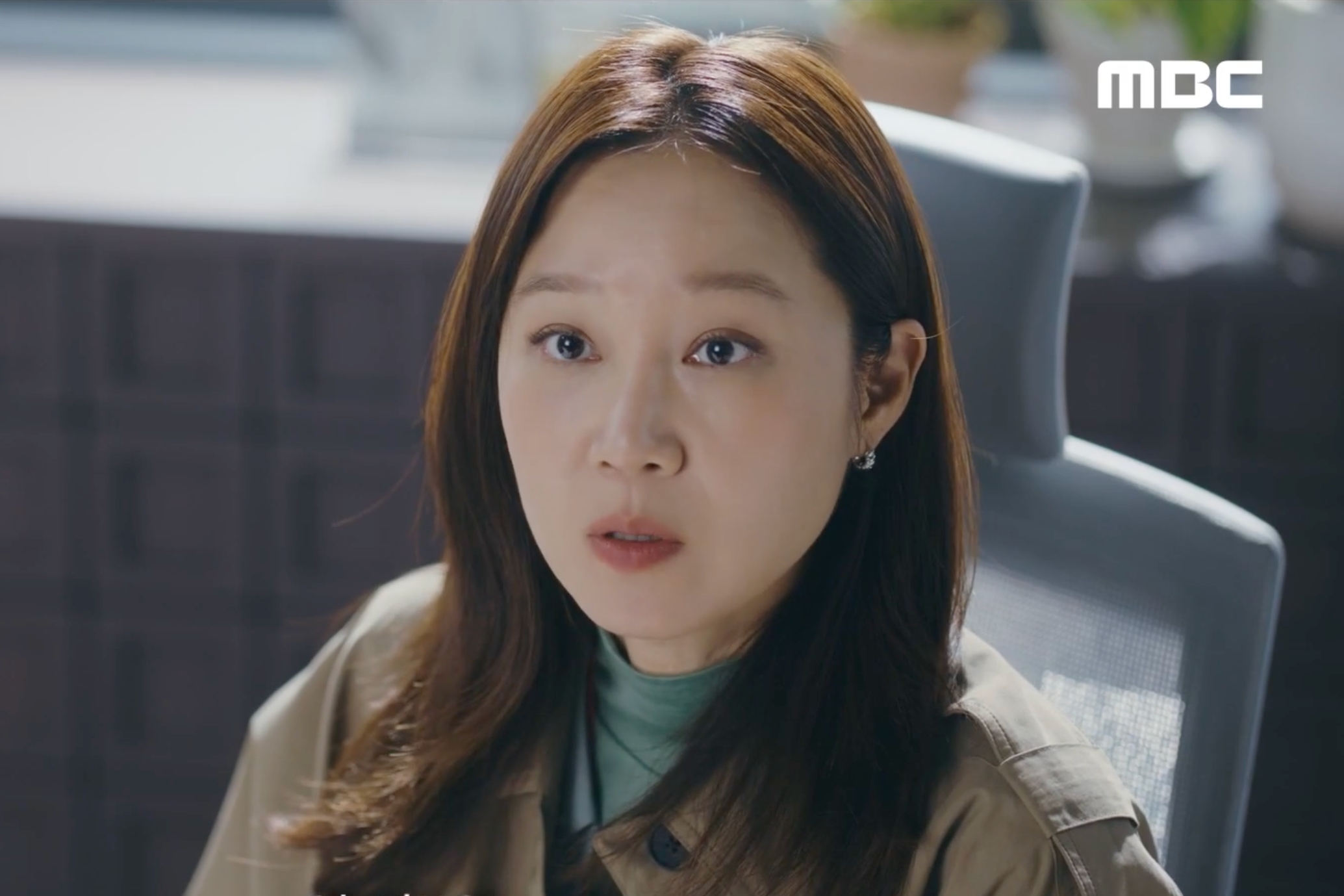 Watch: Kong Hyo Jin Is An Assassin Whose Schedule Revolves Around Picking Up Her Kid In “A Bona Fide Killer” Preview