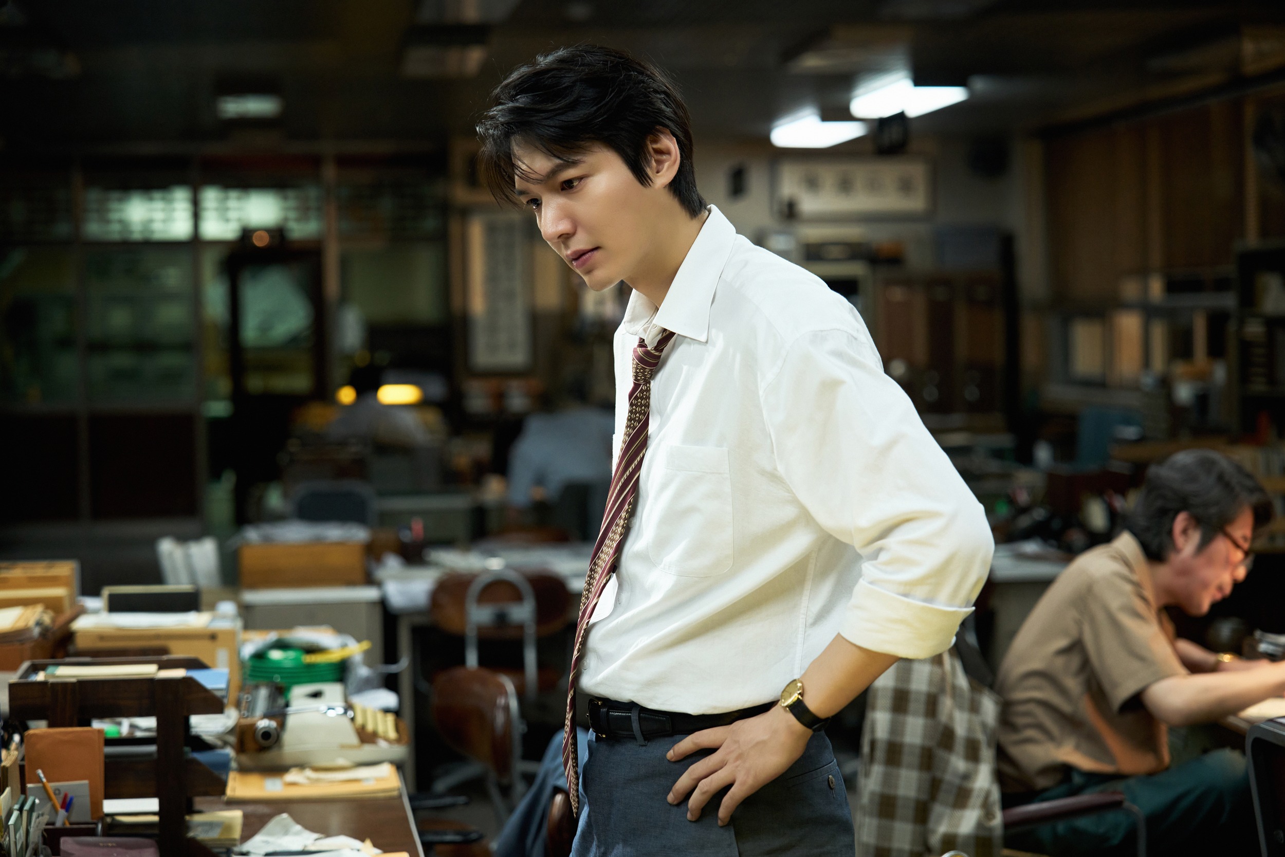 Lee Min Ho Is A Rookie Journalist Who Dives Into The Truth Behind An Attempted Assassination In New Film “Assassins”