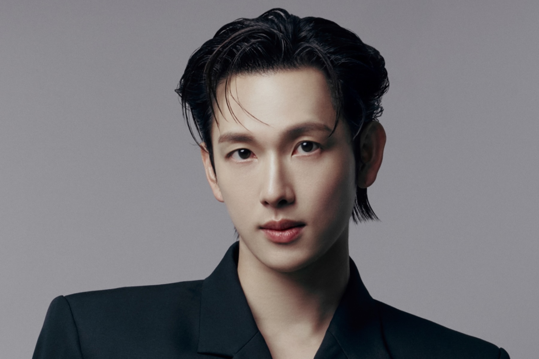Yim Si Wan Unveils Dashing New Profile Photos