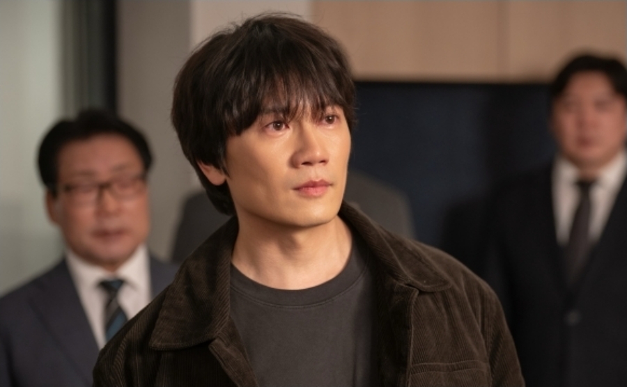 Ji Sung Storms Into A Press Conference Wielding A Sledgehammer In “The Apartment Job”