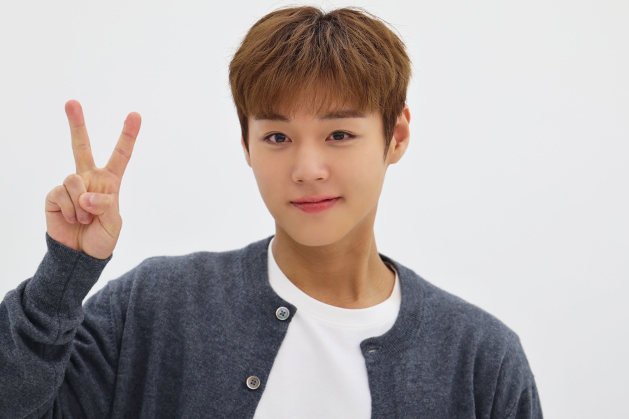 Park Ji Hoon Unveils New Design For Version 2 Of Official Light Stick
