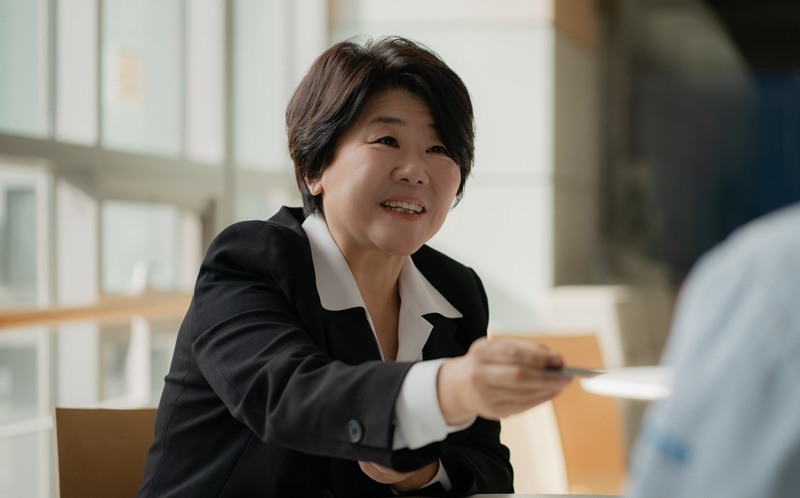 Lee Jung Eun Is A Shrewd Deal-Maker And Kim Ji Won’s Unlikely Partner In “Doctor X”