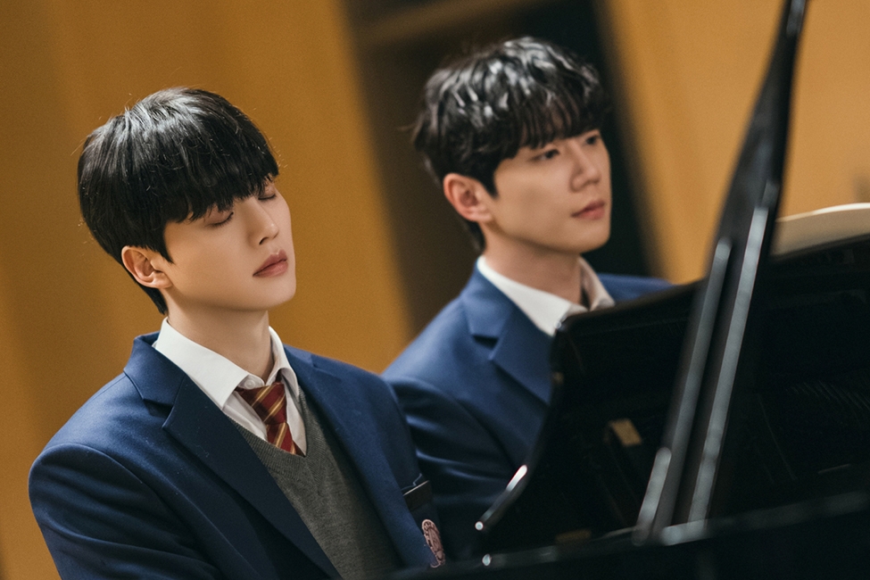 Song Kang Is Left Stranded As Lee Jun Young Flees The Stage In “Four Hands, Two Sonatas”