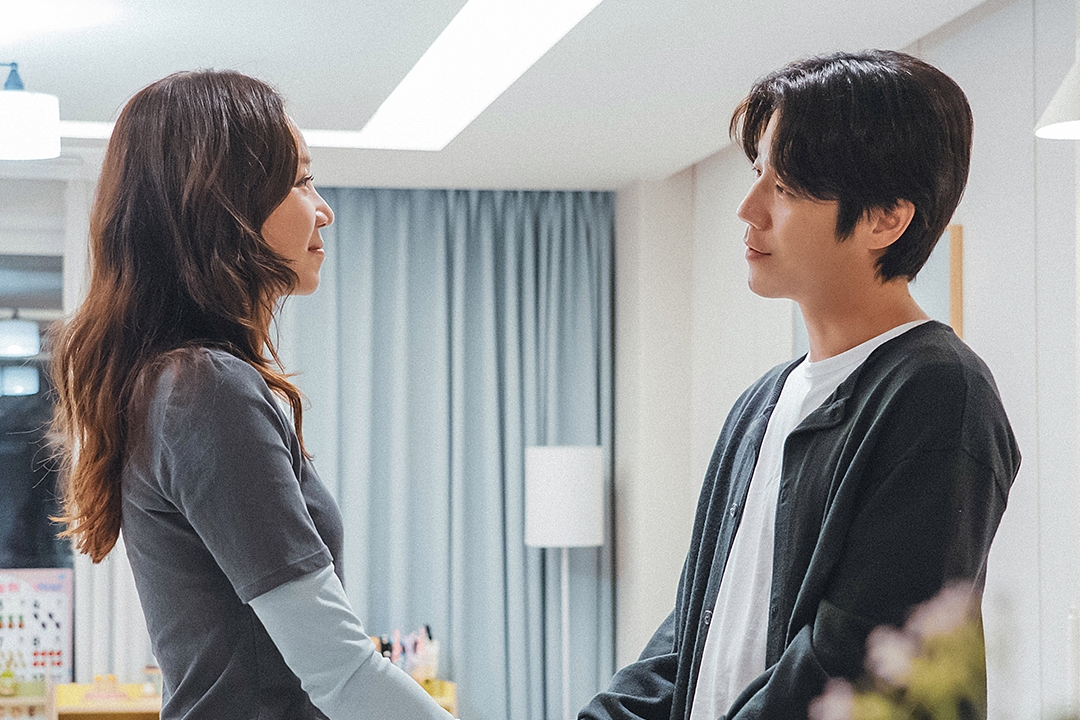 Kong Hyo Jin Notices Ominous Change In Husband Jung Jun Won’s Behavior In “A Bona Fide Killer”