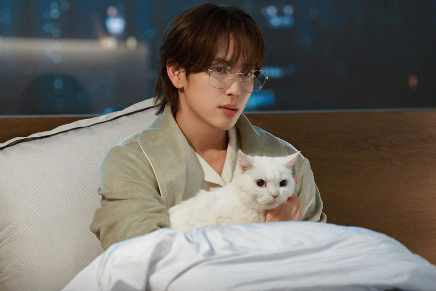 Yim Si Wan Is A Demanding Perfectionist At Work And A Loving Cat Dad At Home In “Love In Disguise”