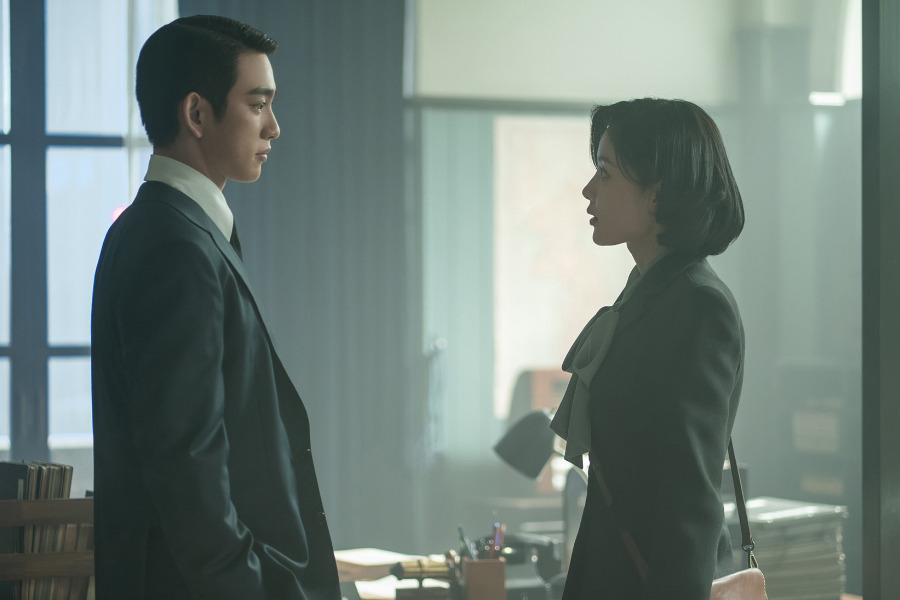 GOT7’s Park Jinyoung Grows Suspicious Of Kim You Jung In New Drama “100 Days Of Deception”