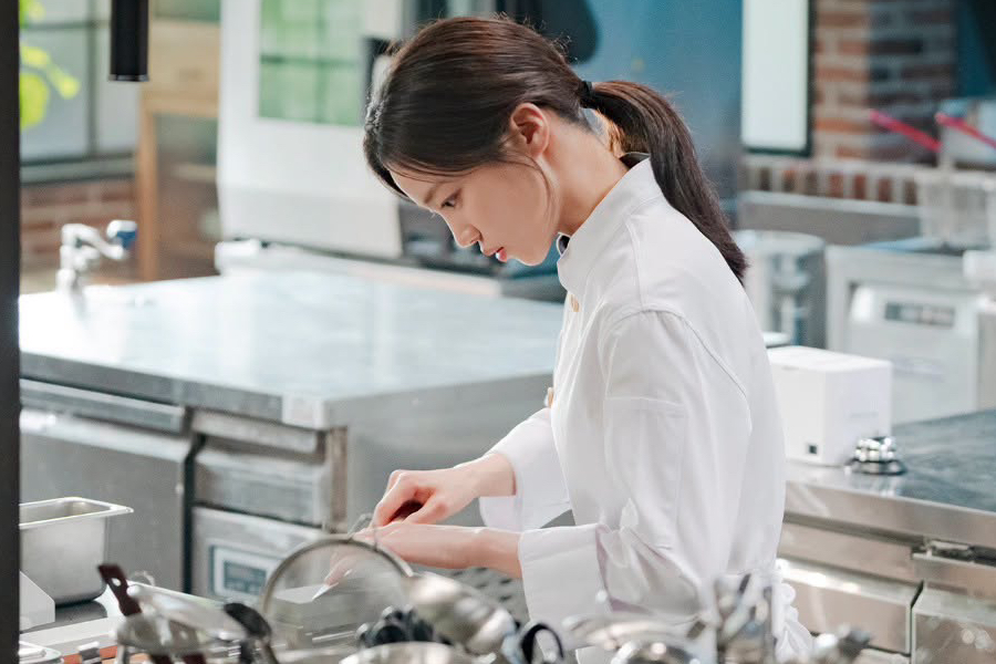 Hong Hwa Yeon Enters A High-Stakes Cooking Competition To Save Her Father’s Legacy In “Final Table”