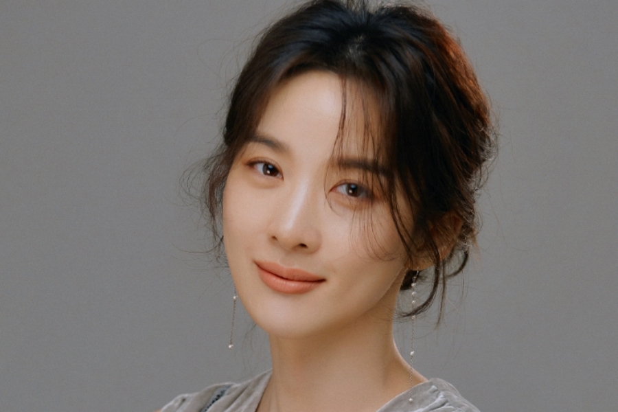 Lee Chung Ah Injured In Car Accident; Discussing Stepping Down From Drama