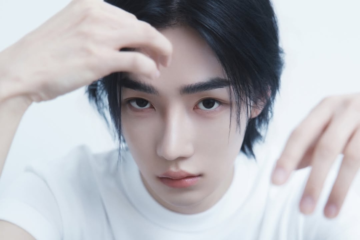 뉴의 새 프로필 사진, 검은색 정장을 입은 흑백 사진과 흰티셔츠·청바지를 입은 자연스러운 포즈의 사진