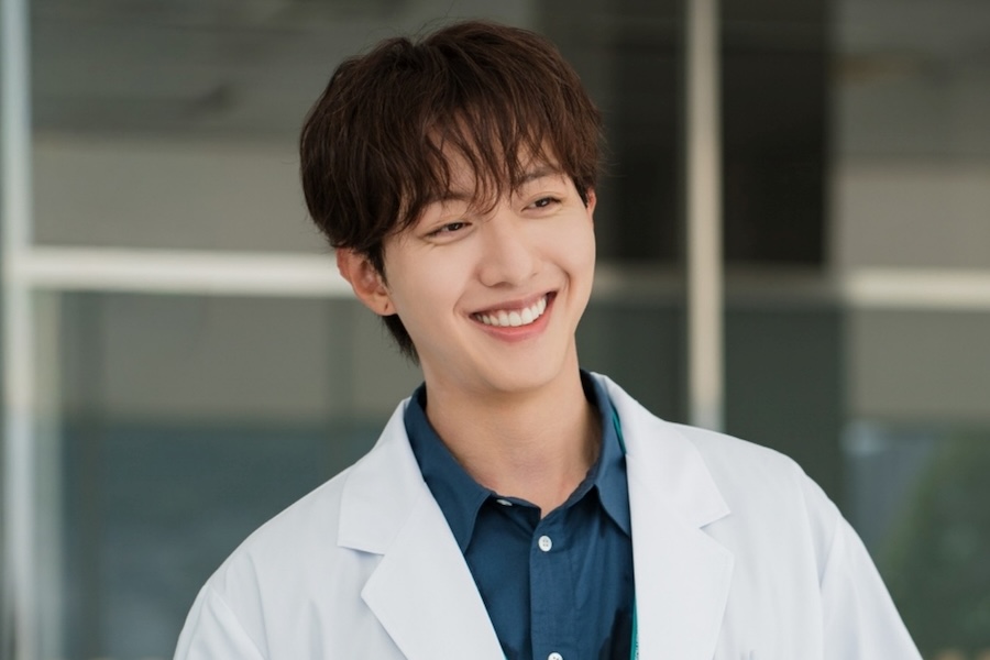 CNBLUE’s Lee Jung Shin Is A Handsome And Affectionate Doctor In New Drama “What A Boss Wants”