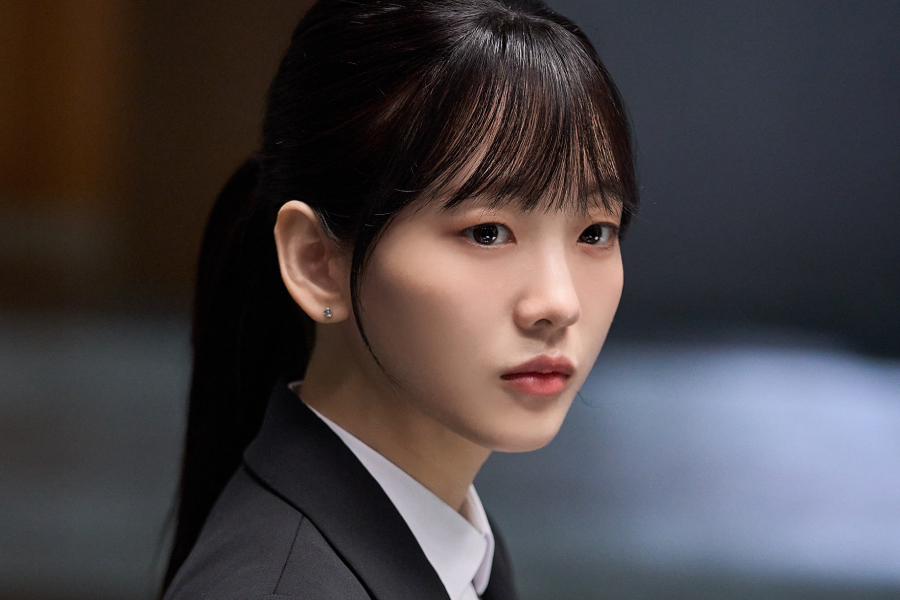 Cho Yi Hyun Stays Calm And Observant Amid 6 Applicants’ Psychological Battle In “Final Interview”