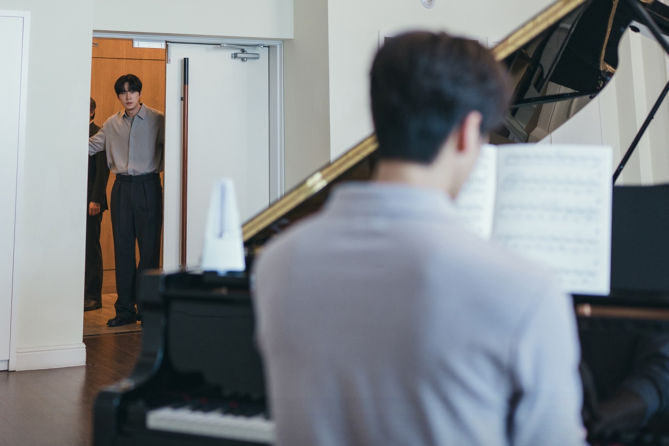 Song Kang Desperately Tries To Change Lee Jun Young’s Mind In “Four Hands, Two Sonatas”