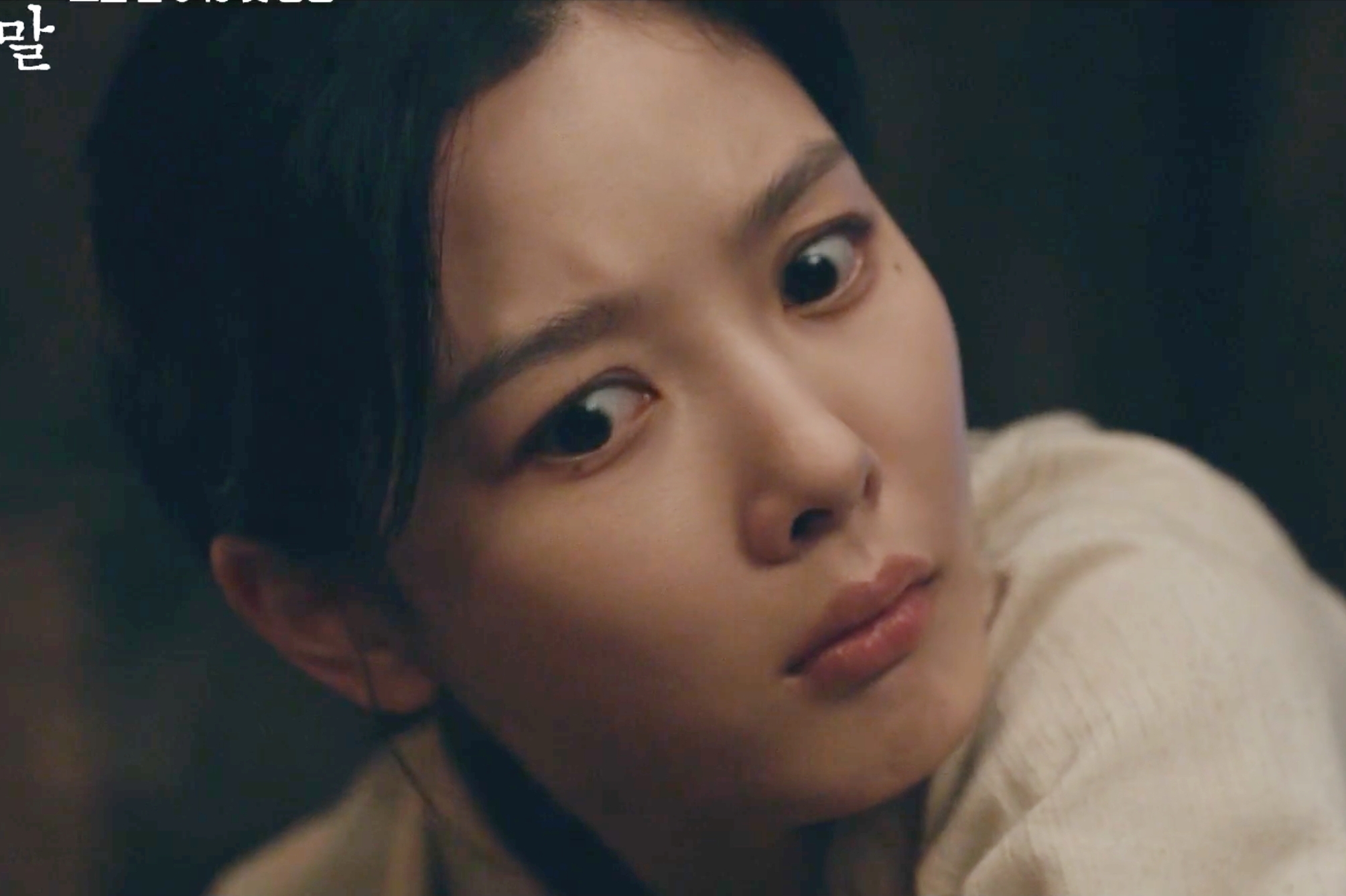 Watch: Kim You Jung Goes Through Park Jinyoung’s Stolen Wallet In “100 Days Of Deception” Preview