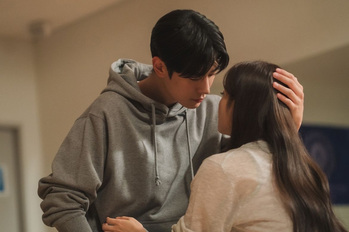 Park Seo Ham And Kim Ji Yeon Practice A Kiss Scene In “Dive Into You”