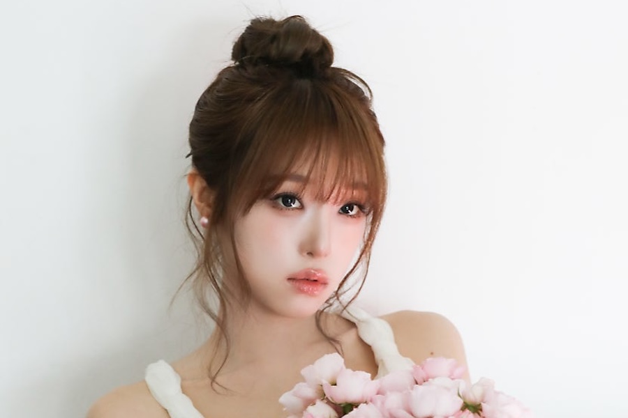 Yena Teases New Version Of Official Light Stick