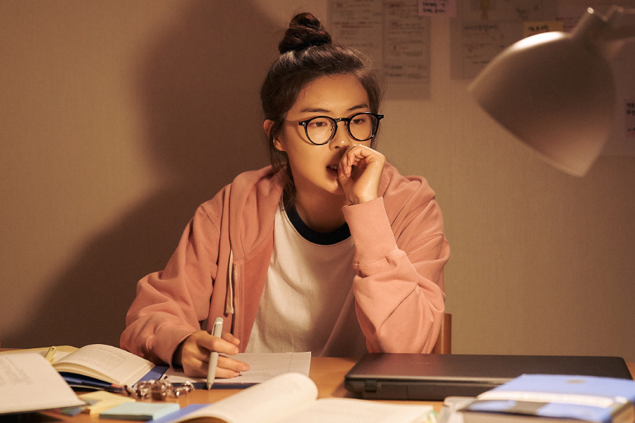 Lee Sun Bin Is A Newcomer In The High-Stakes World Of CSAT Question Setting In “Ugly Duckling Ms. Maeng”