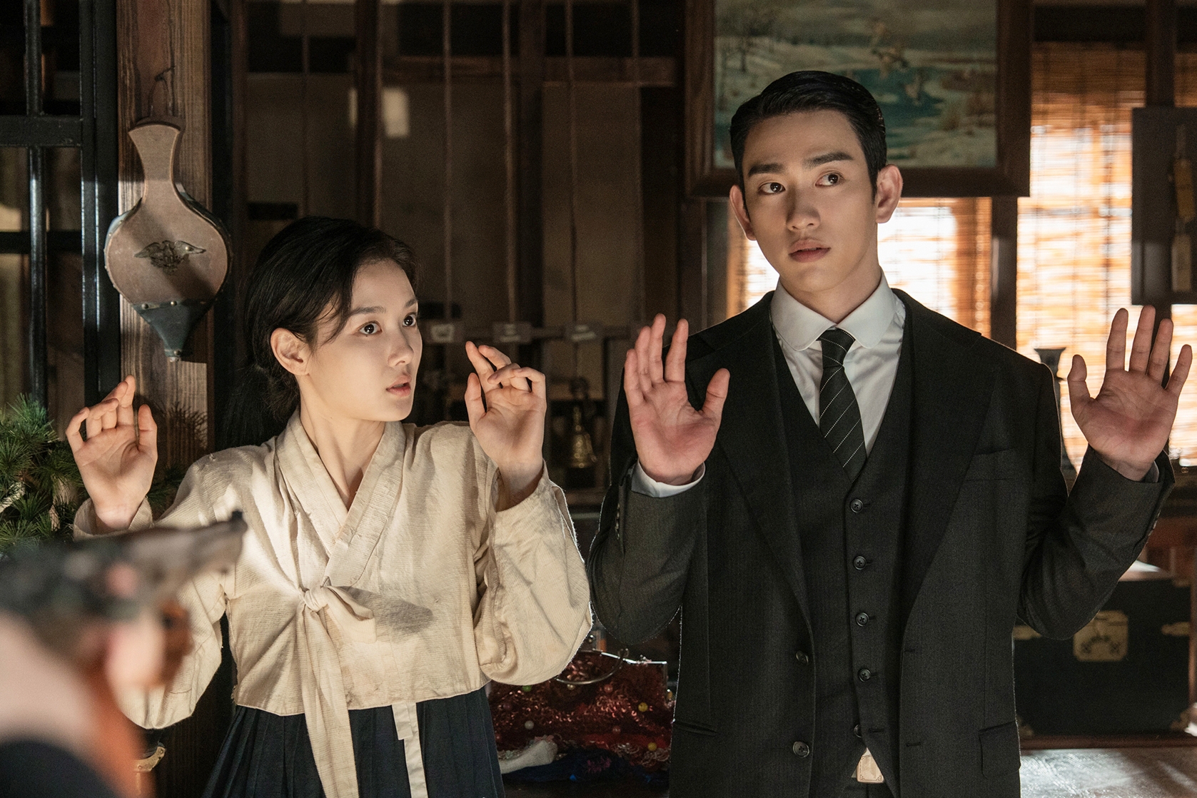 Kim You Jung And Park Jinyoung Are Confronted By The Police In “100 Days Of Deception”