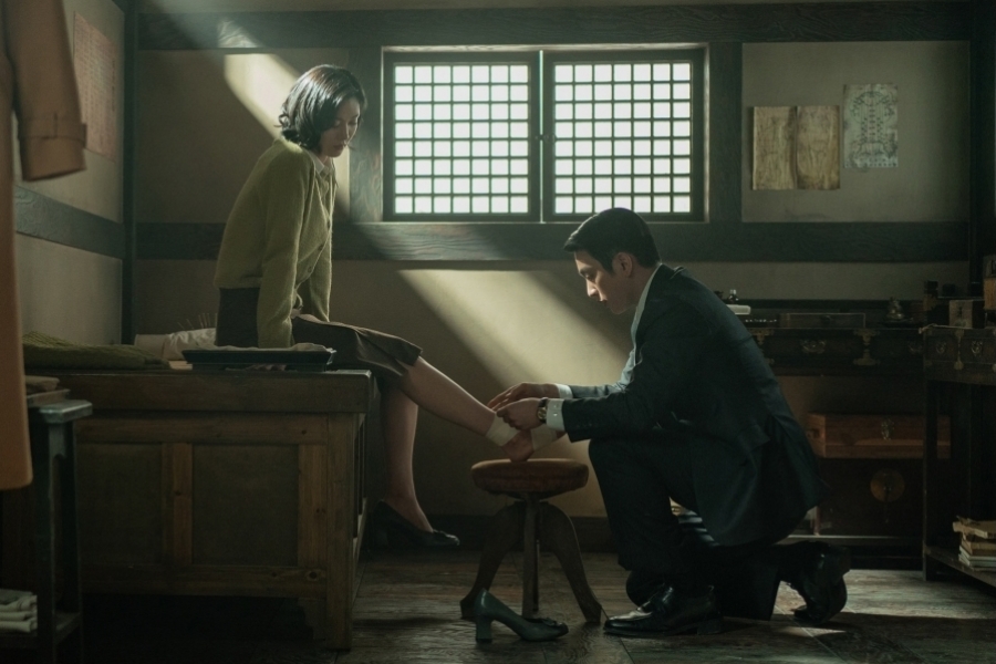 Park Jinyoung Takes Care Of An Injured Kim You Jung In “100 Days Of Deception”