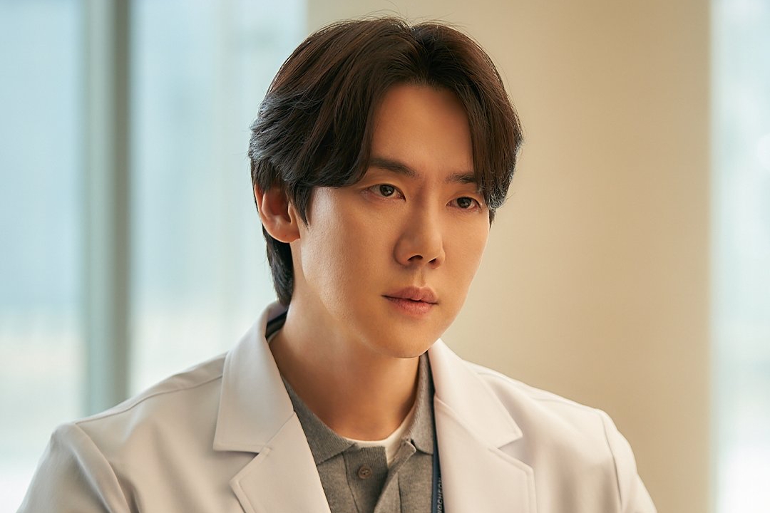Yoo Yeon Seok Is A Surgeon Who Makes Seo Hyun Jin’s Heart Flutter In “The Perfect Lie”