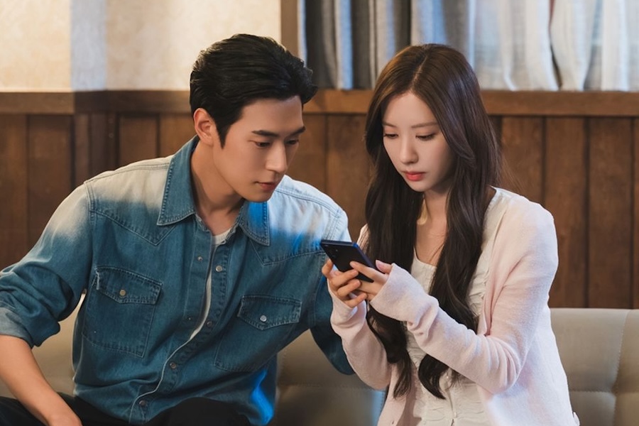 Kim Ji Yeon And Park Seo Ham Give Off Long-Term Couple Vibes In “Dive Into You”