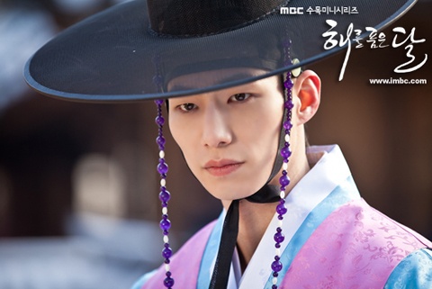 “The Moon that Embraces the Sun’s” Loyal Bodyguard Woon Surprises Fans with Ripped Body