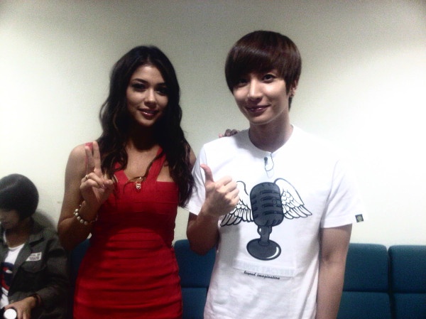 Ufc S Chan Sung Jung And Arianny Celeste Pose For Pics Backstage At Star King Soompi