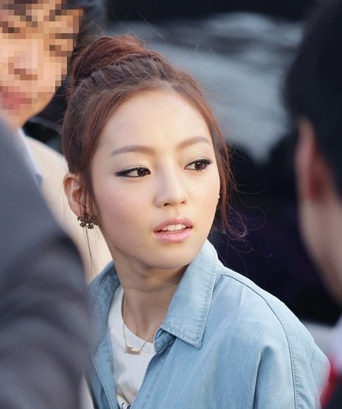KARA Member Goo Hara Learns To Drive A Tractor