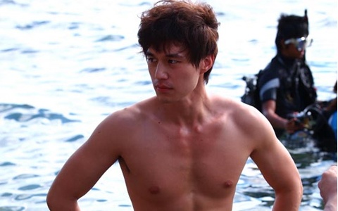 Lee Dong Wook Bares Skin for "Scent of a Woman"