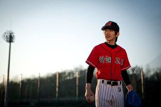 Yoo Seung Ho Transforms into a Baseball Player
