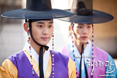 Kim Soo Hyun Talks about His Role in "The Moon that Embraces the Sun"