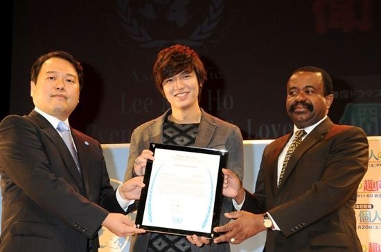 Lee Min Ho Tweets to Prevent Child Abuse