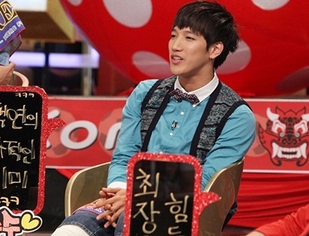 2PM Member Injures Finger