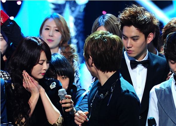 Chaos’ Park Taeyang Bewitched by HyunA’s Presence?