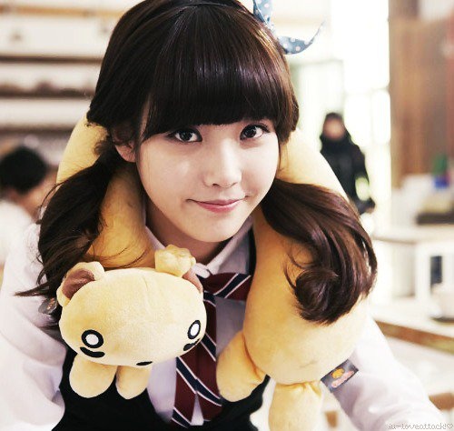 IU Becomes a "Little Child" Next to Uee and Lee Jang Woo