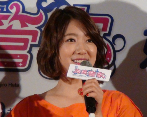 Park Shin Hye Clarifies Rumors of Throwing Away Fan Gifts