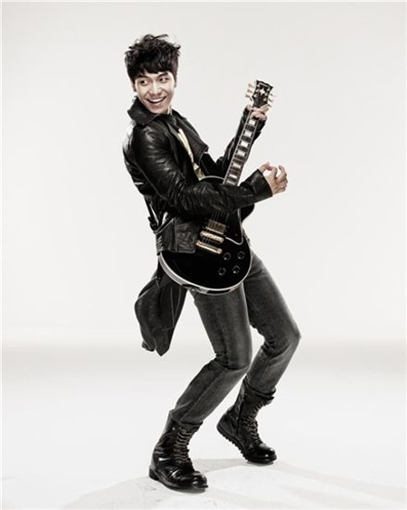 Lee Seung Gi to Hold Solo Concert This Weekend