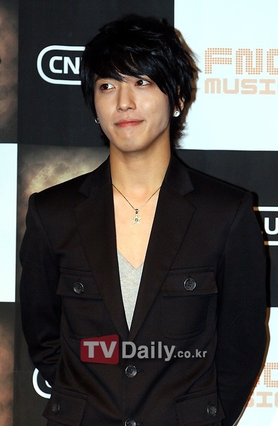 "Hello" MCs Could Not Stop Gawking at CNBlue’s Jung Yong Hwa