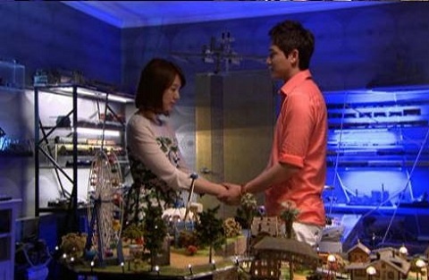 Kang Ji Hwan’s Romantic Train Plamodel Proposal: “Will You Marry Me?”