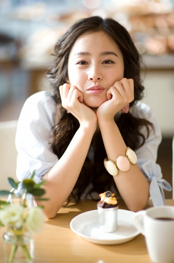 Kim Tae Hee Spotted on the Streets of Japan