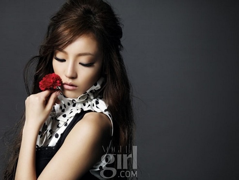 Goo Hara’s Lovely No-makeup Photo with Her Puppy