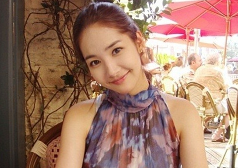 Park Min Young Sends Her Spring Greeting
