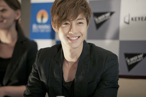 Kim Hyun Joong Gives a Passionate Hug to Jung Yoo Mi on “City Conquest”